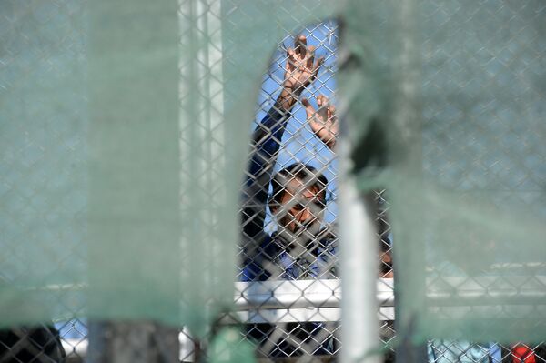Беженец на границе. Архивное фото - Sputnik Кыргызстан
