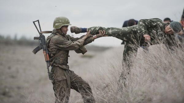 Бойцы спецназа Скорпион во время экзамена на получение зеленого берета - Sputnik Кыргызстан