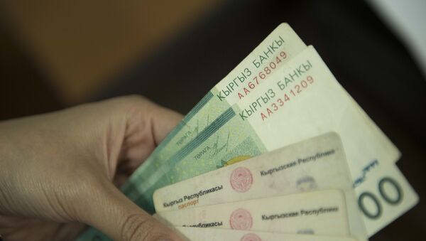Паспорта гражданина Кыргызской Республики и деньги - Sputnik Кыргызстан