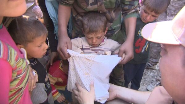Жители Алеппо с детьми получали пакеты с гумпомощью от российских военных - Sputnik Кыргызстан