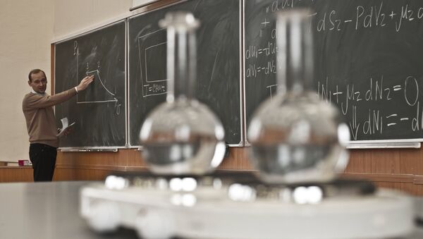Преподаватель проводит занятие физике. Архивное фото - Sputnik Кыргызстан