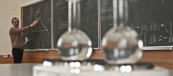 Преподаватель во время занятия по физики в Российском ВУЗе. Архивное фото - Sputnik Кыргызстан