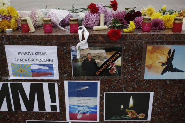 Плакаты, осуждающие атаку ВВС Турции на российский Су-24, на площади Ленина в Симферополе. Архивное фото - Sputnik Кыргызстан
