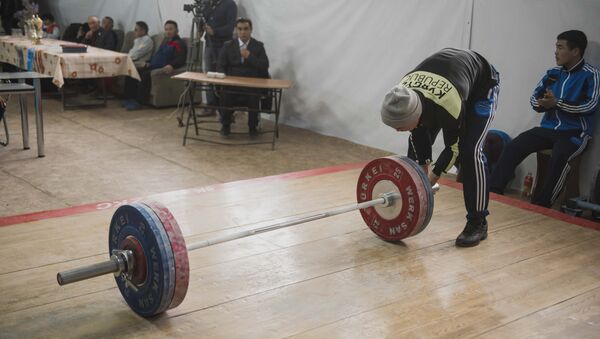 Подготовка к чемпионату по тяжелой атлетике. Архивное фото - Sputnik Кыргызстан
