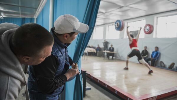 Зрители на открытом чемпионате по тяжелой атлетике. Архивное фото - Sputnik Кыргызстан