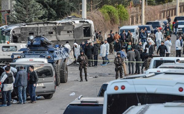 Взрыв заминированного автомобиля в городе Диярбакыр на юго-востоке Турции - Sputnik Кыргызстан