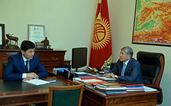 Президент Алмазбек Атамбаев и председатель Счетной палаты Улукбек Марипов. - Sputnik Кыргызстан