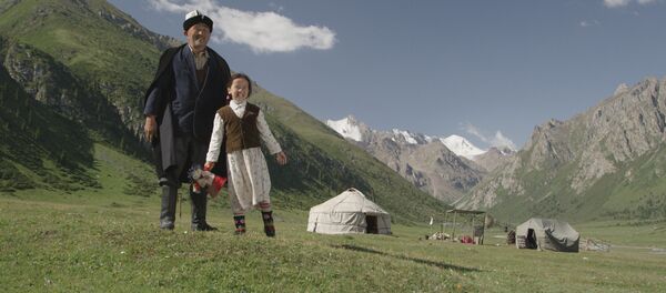 Кадр из фильма Небесное кочевье (Сутак) молодого кыргызского режиссера Мирлана Абдыкалыкова Кадр из фильма Небесное кочевье (Сутак) молодого кыргызского режиссера Мирлана Абдыкалыкова - Sputnik Кыргызстан