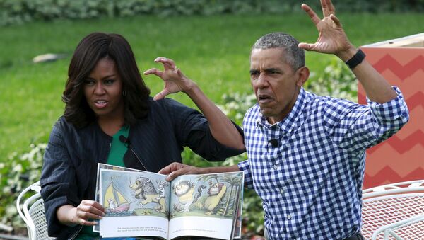 Президент Барак Обама и первая леди США Мишель Обама на праздновании Пасхи на лужайке перед Белым домом прочитали детям сказку Там, где живут чудовища Мориса Сендака. - Sputnik Кыргызстан