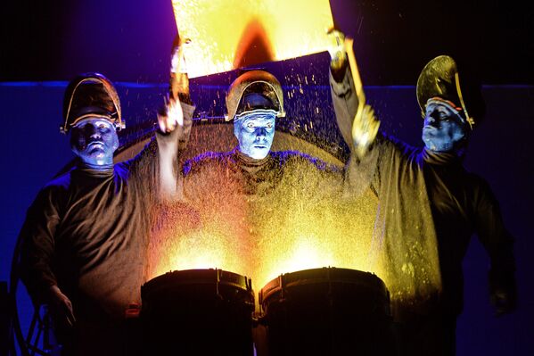 Нью-Йорктун Blue Man Group перформанс-тобунун дүйнөлүк турне учурундагы концерти - Sputnik Кыргызстан
