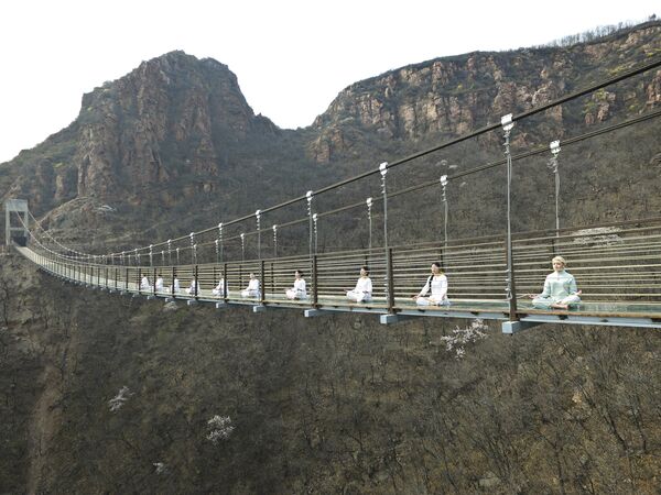 Занятие йогой на подвесном мосту в китайской провинции Хэнань - Sputnik Кыргызстан