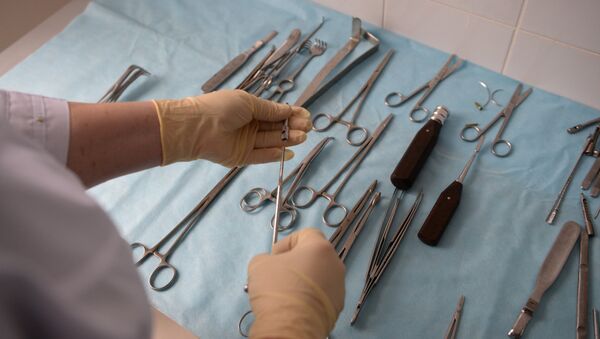 Хирург готовит инструменты перед операцией. Архивное фото - Sputnik Кыргызстан