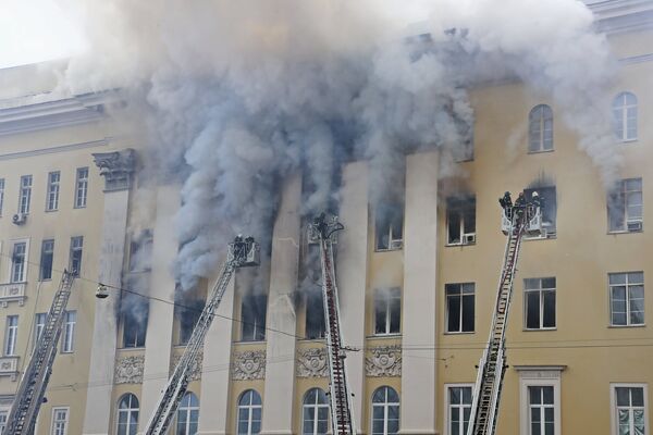 Сотрудники пожарной службы тушат возгорание в здании Министерства обороны в Москве. - Sputnik Кыргызстан