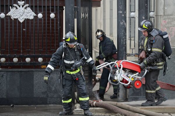 Сотрудники пожарной службы у здания Министерства обороны в Москве, где произошло возгорание. - Sputnik Кыргызстан