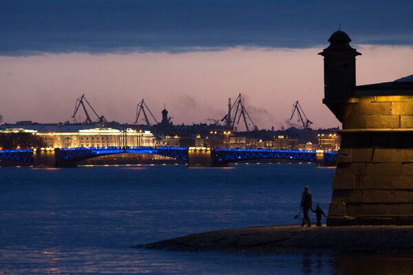 Дворцовый мост на Неве в Санкт-Петербурге. Архивное фото - Sputnik Кыргызстан