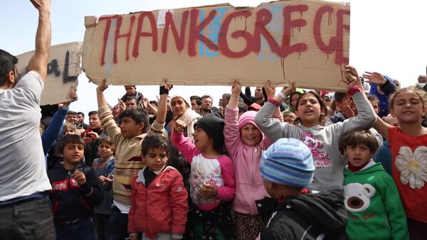Беженцы с детьми вышли с плакатами на митинг в Хиосе против их выдачи Турции - Sputnik Кыргызстан