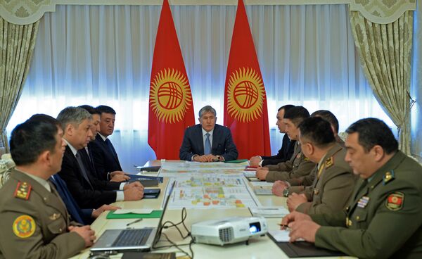 Президент Алмазбек Атамбаев во время совещания по вопросам развития Вооруженных Сил - Sputnik Кыргызстан