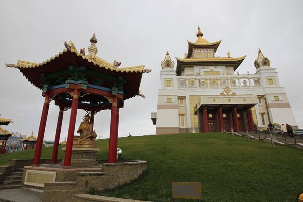 Золотая обитель Будды Шакьямуни в Калмыкии - самый большой буддийский храм в Европе. Архивное фото - Sputnik Кыргызстан