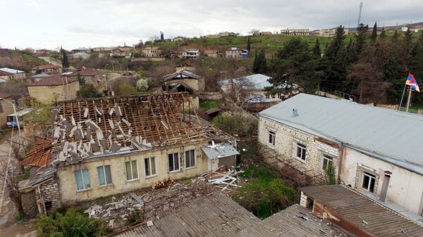 Разрушенный дом в одном из сел Мартакертского района в зоне карабахского конфликта. Архивное фото - Sputnik Кыргызстан