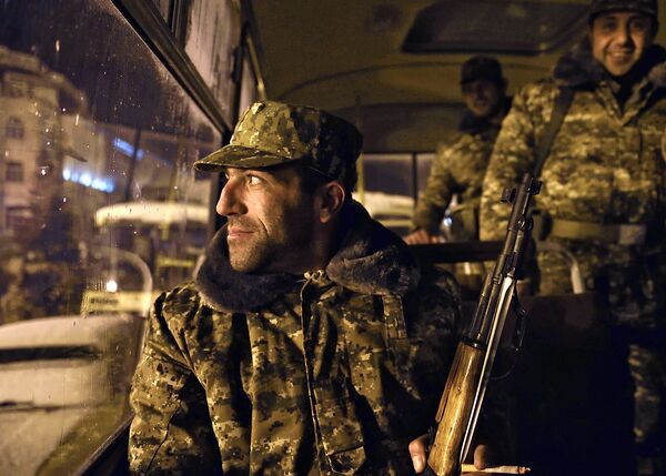 Военнослужащий в зоне карабахского конфликта. Архивное фото - Sputnik Кыргызстан