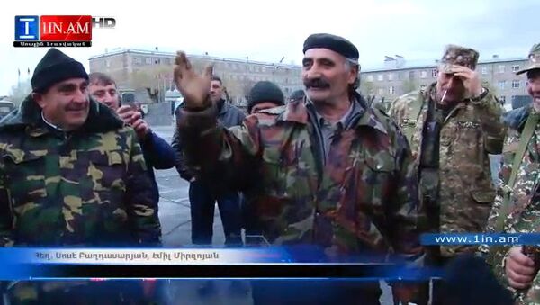 В бой идут одни старики: отправка добровольцев в Карабах - Sputnik Кыргызстан