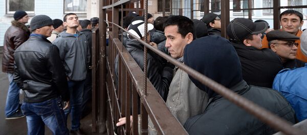 Граждане иностранных государств стоят в очереди в центральное отделение УФМС РФ по Москве. Архивное фото - Sputnik Кыргызстан