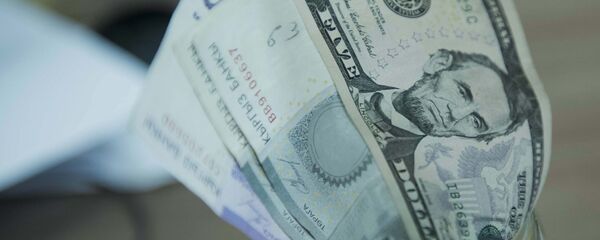 Сомовые и долларовые купюры положенные в банку. Архивное фото - Sputnik Кыргызстан