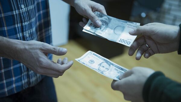 Люди обмениваются деньгами. Архивное фото - Sputnik Кыргызстан