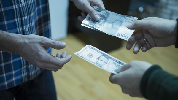 Люди обмениваются деньгами. Архивное фото - Sputnik Кыргызстан