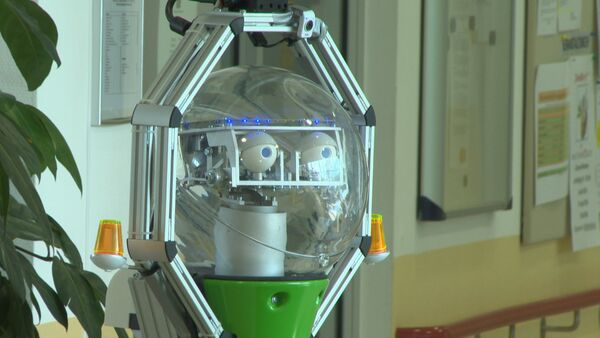 Голубоглазый робот-сиделка развлекал пациентов клиники для престарелых - Sputnik Кыргызстан