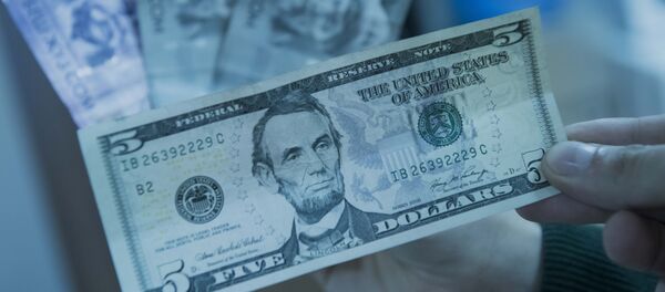 Пятидолларовая купюра на фоне сома. Архивное фото - Sputnik Кыргызстан