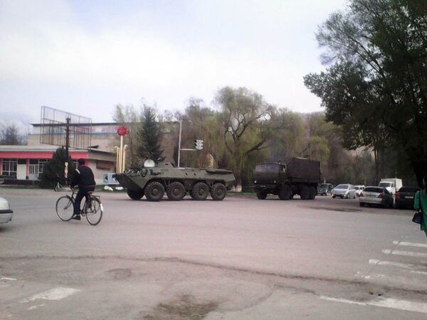 Бронетранспортер и грузовик с военнослужащими в Ала-Букинском районе - Sputnik Кыргызстан