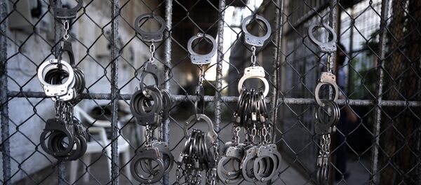 Наручники подвешенные на решетку. Архивное фото - Sputnik Кыргызстан
