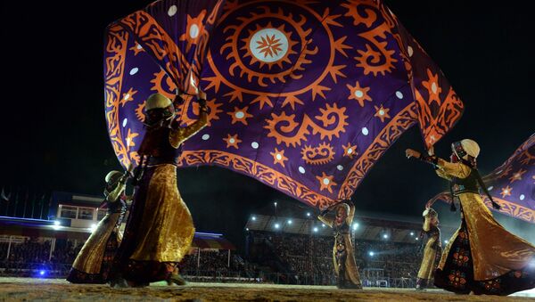 Участники танцевальной группы во время I Всемирны Игр Кочевников. Архивное фото - Sputnik Кыргызстан
