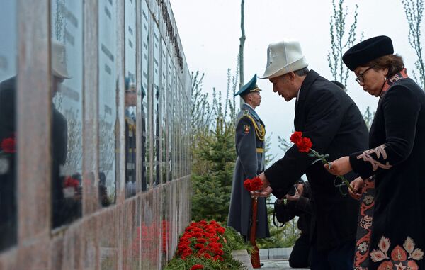 Президент Алмазбек Атамбаев баштаган бийлик өкүлдөрү Ата Бейит мемориалдык комплексинде - Sputnik Кыргызстан