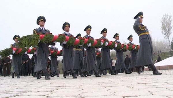 Слезы и чтение молитвы — власти почтили память погибших 7 апреля 2010 - Sputnik Кыргызстан