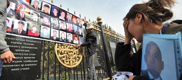 Портреты жертв участников митинга во время событий 7 апреля 2010 года на площади Ала-Тоо Бишкек. Архивное фото - Sputnik Кыргызстан