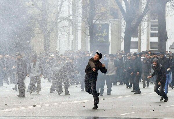 События 7 апреля 2010 года на площади Ала-Тоо Бишкек - Sputnik Кыргызстан