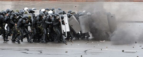 Ала-Тоо аянтындагы апрель революциясынын катышуучулары. Архив - Sputnik Кыргызстан