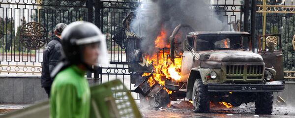 Ак үйдүн тосмосун сүзүп кирүүгө аракет кылган жүк ташуучу автоунаа Ак үйдүн тосмосун сүзүп кирүүгө аракет кылган жүк ташуучу автоунаа - Sputnik Кыргызстан