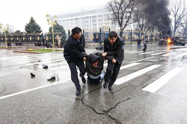 Столкновения между полицией и оппозицией на улицах Бишкека - Sputnik Кыргызстан