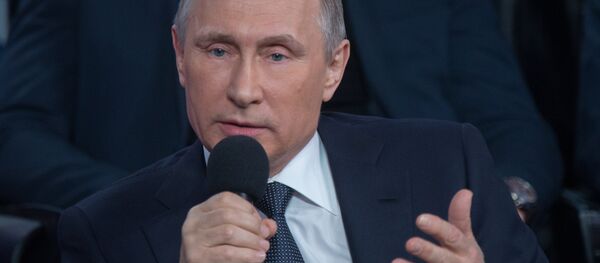 Президент России Владимир Путин принимает участие в работе III Медиафорума Общероссийского народного фронта (ОНФ) независимых региональных и местных средств массовой информации Правда и справедливость. - Sputnik Кыргызстан