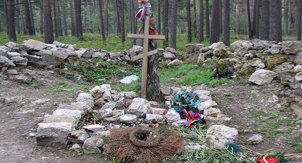 Могила в гарнизонном кладбище в Саласпилсе - Sputnik Кыргызстан