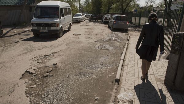 Разбитая дорога в Бишкеке. Архивное фото - Sputnik Кыргызстан