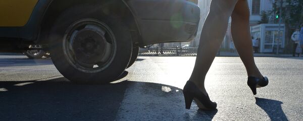 Архивное фото автомобиля, который стоит у стоп-линии на улице - Sputnik Кыргызстан