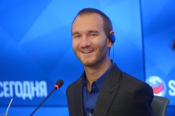 Меценат, писатель Ник Вуйчич на пресс-конференции. - Sputnik Кыргызстан