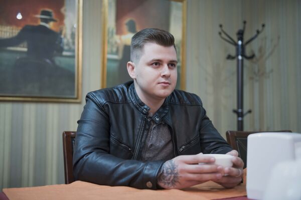 Фотограф Иван Попов во время интервью - Sputnik Кыргызстан