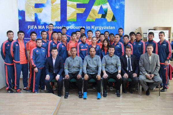 Совместное фото кыргызстанских арбитров и инструкторов FIFA - Sputnik Кыргызстан