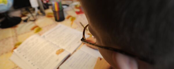 Көз айнекчен бала. Архив - Sputnik Кыргызстан