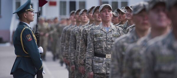 Военнослужащие в строю. Архивное фото Военнослужащие в строю. Архивное фото - Sputnik Кыргызстан
